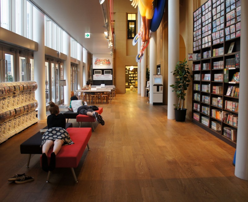 Musée International du Manga à Kyoto, Salle de lecture avec des gashapon