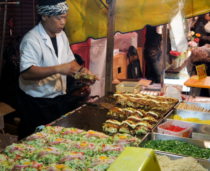 Stand de Okonomiyaki lors du Tenjin Matsuri à Osaka Stand de Okonomiyaki lors du Tenjin Matsuri à Osaka