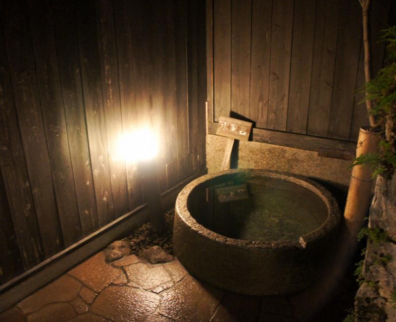 Hyotan Onsen à Beppu, Petite baignoire d'eau froide Hyotan Onsen à Beppu, Petite baignoire d'eau froide