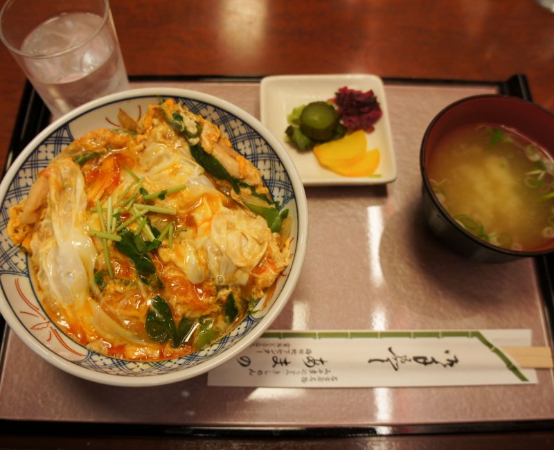 Menu Donburi Oyakodon (riz, omelette et poulet) avec soupe miso 3 Menu Donburi Oyakodon (riz, omelette et poulet) avec soupe miso 3