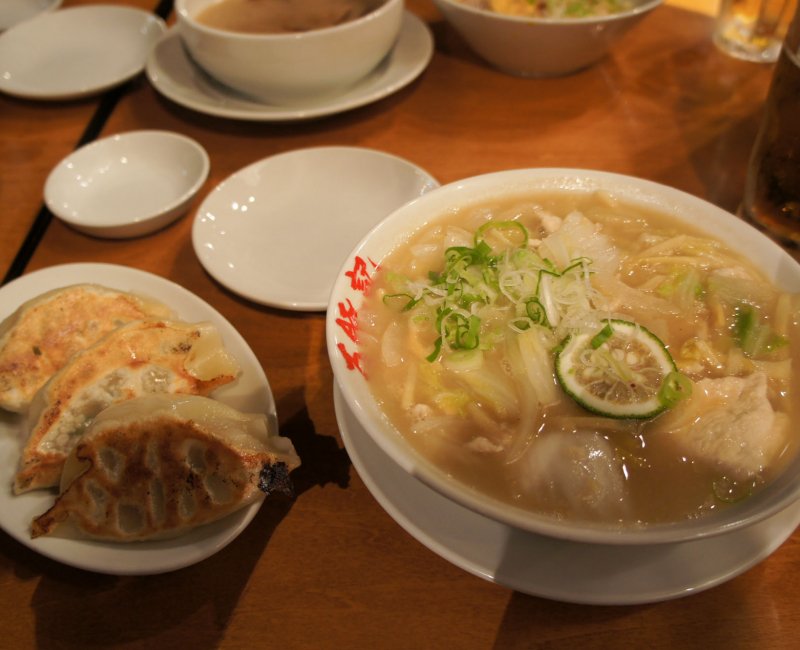 Restaurant de Ramen (Kyoto), soupe Ramen au poulet et agrumes avec raviolis Gyoza