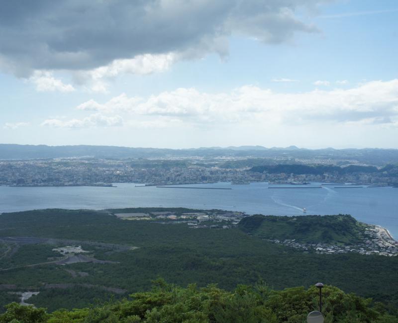 Sakurajima (Kagoshima), vue sur la capitale de préfecture depuis le volcan