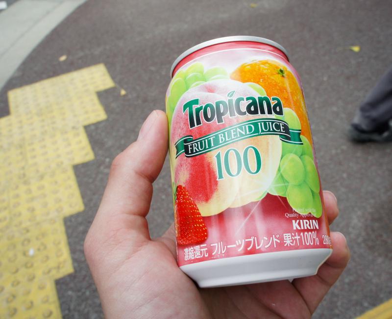 Fukuoka, exemple de jus de fruits Tropicana vendu au distributeur automatique Fukuoka, exemple de jus de fruits Tropicana vendu au distributeur automatique