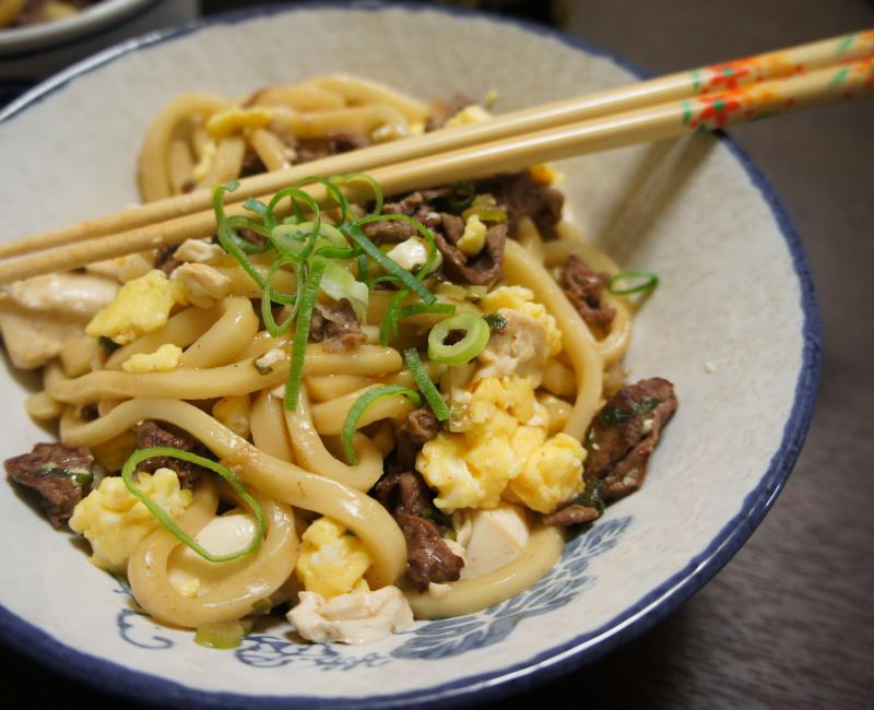 Nouilles Yaki Udon sautées avec œuf, tofu et bœuf Nouilles Yaki Udon sautées avec œuf, tofu et bœuf