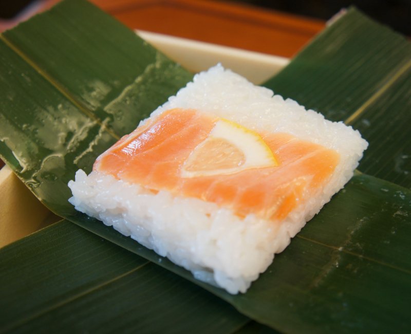 Oshi-zushi, sushi pressé au saumon et placé dans un ekibento