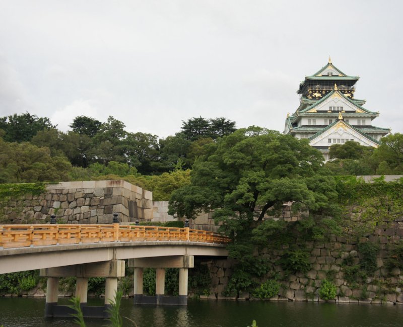 Château d'Osaka (Toyotomi Hideyoshi), pont Gokuraku-bashi et vue sur le donjon