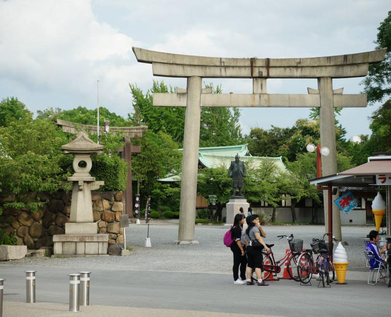 Hokoku-jinja (Osaka), porte torii et statue de Toyotomi Hideyoshi à l'entrée du sanctuaire Hokoku-jinja (Osaka), porte torii et statue de Toyotomi Hideyoshi à l'entrée du sanctuaire