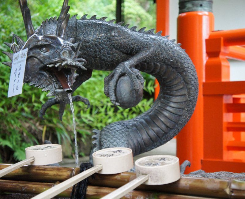 Kurama-dera (Kyoto), bassin pour les ablutions Chozuya Kurama-dera (Kyoto), bassin pour les ablutions Chozuya