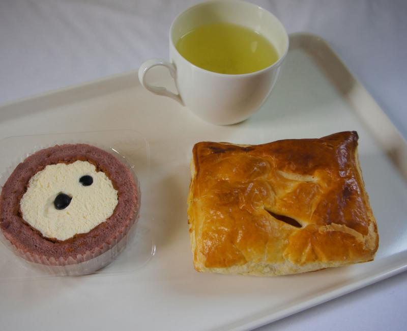 Konbini, petit-déjeuner sucré avec thé vert, chausson aux pommes et gâteau roulé à la myrtille