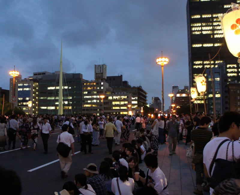 Tenjin Matsuri à Osaka, Spectateurs de la parade nocturne en bateau 3 Tenjin Matsuri à Osaka, Spectateurs de la parade nocturne en bateau 3