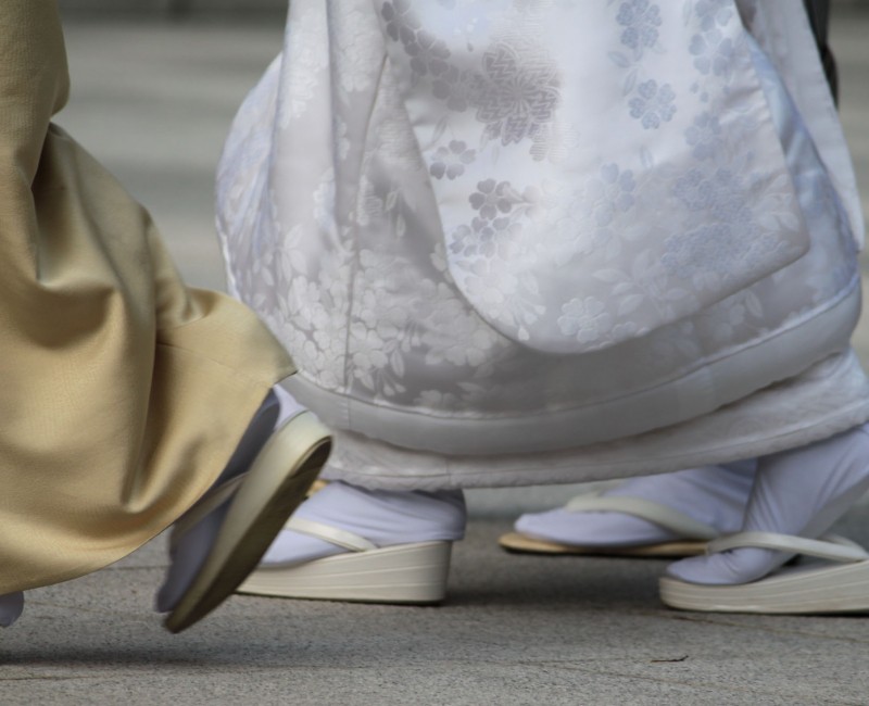Port de chaussures zori avec un kimono de mariage Port de chaussures zori avec un kimono de mariage