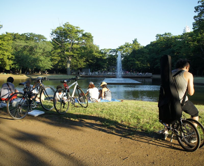 Parc Yoyogi à Tokyo, Visiteurs profitant de l'ombre et de l'étang en été 3 Parc Yoyogi à Tokyo, Visiteurs profitant de l'ombre et de l'étang en été 3
