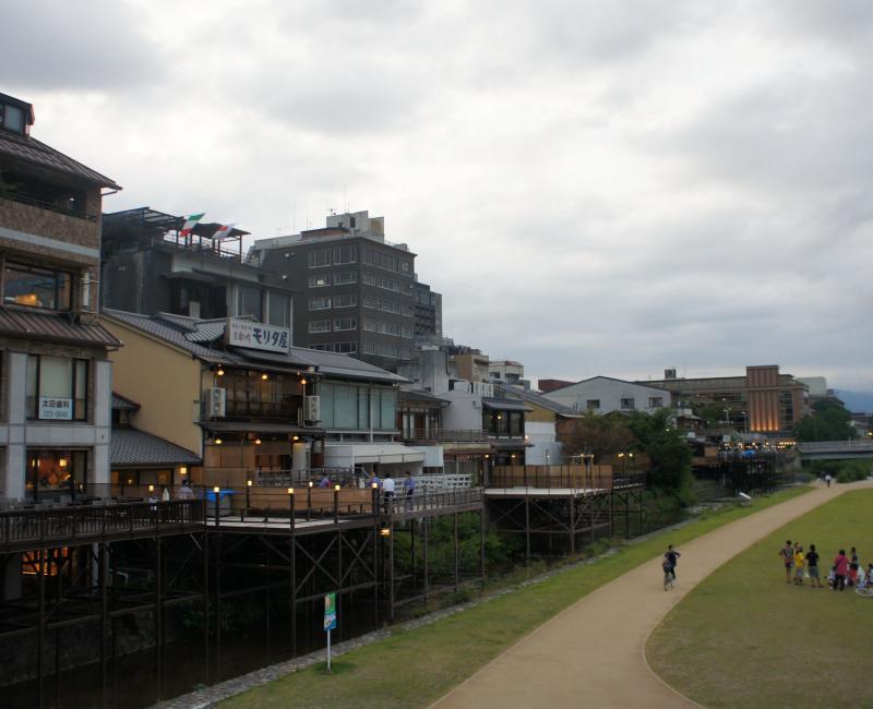 Kamo-gawa (Kyoto), bords de la rivière avec terrasses des restaurants de la rue Pontocho installées en été