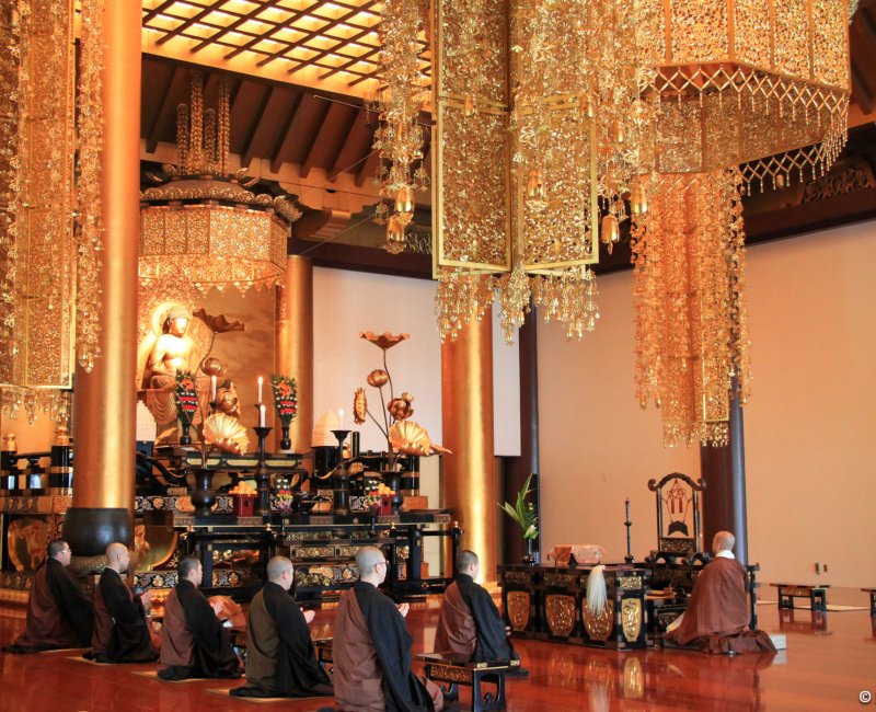 Zojo-ji à Tokyo, moines pratiquant une cérémonie bouddhiste et statue en bois du bouddha Amida