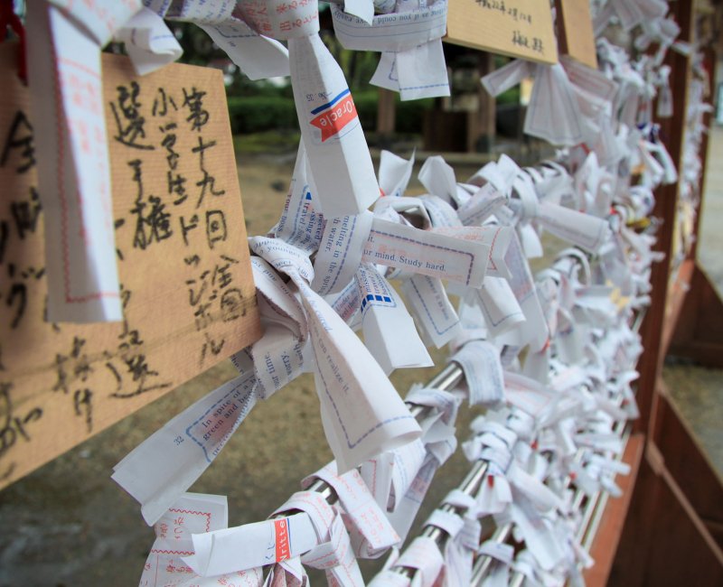 Zojo-ji à Tokyo, Plaquettes ema et omikuji Zojo-ji à Tokyo, Plaquettes ema et omikuji