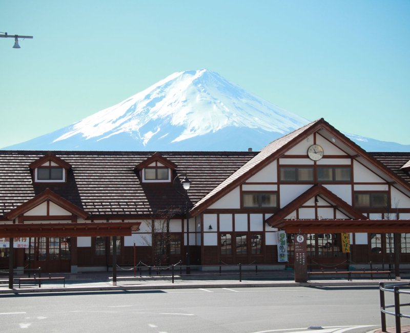 Gare de Kawaguchiko et vue sur le mont Fuji enneigé en face de l'auberge Kawaguchiko Station Inn Gare de Kawaguchiko et vue sur le mont Fuji enneigé en face de l'auberge Kawaguchiko Station Inn