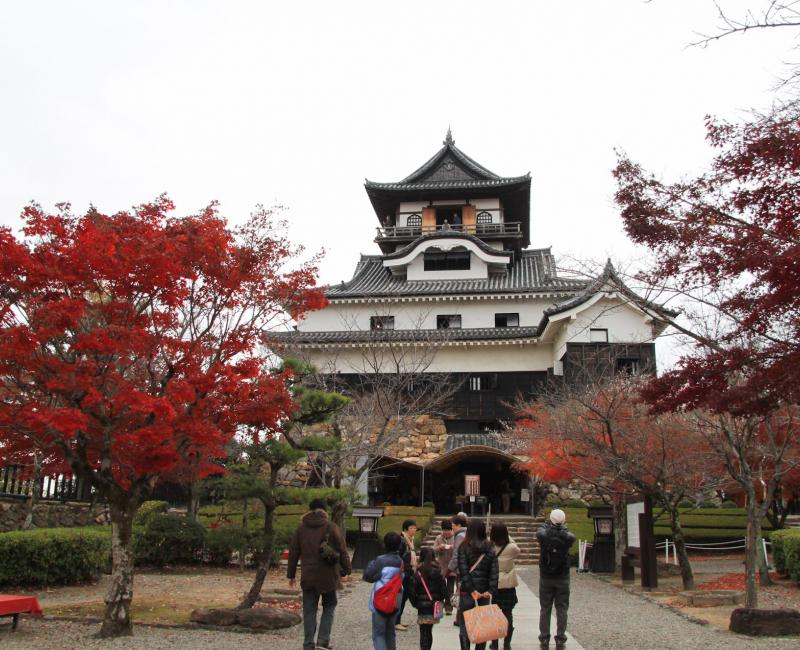 Château d'Inuyama (préfecture d'Aichi), Donjon du château en automne Château d'Inuyama (préfecture d'Aichi), Donjon du château en automne