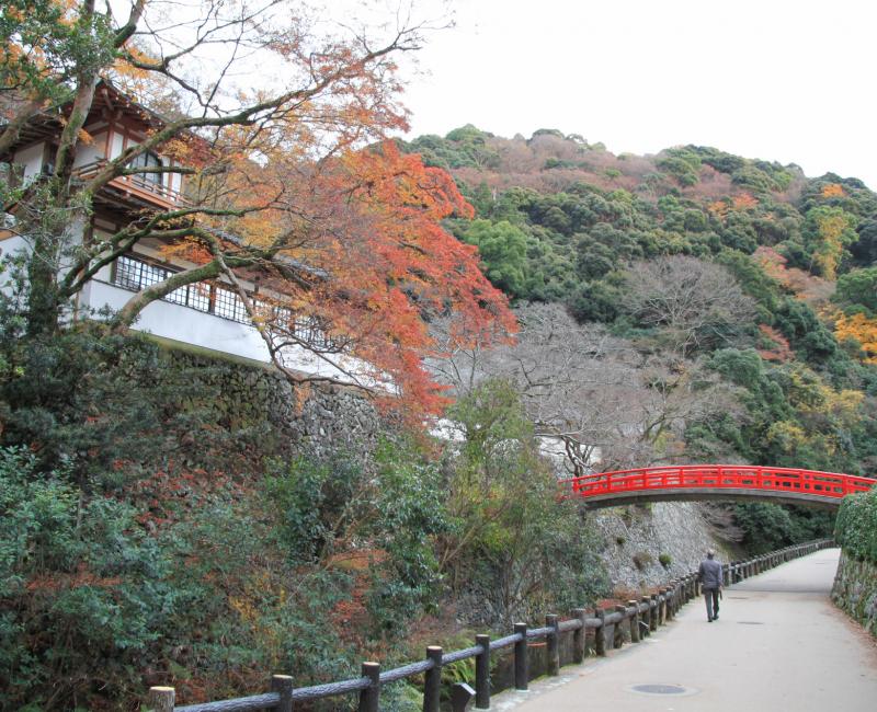 Parc de Minoh (Osaka), Chemin de randonnée et pont rouge en automne Parc de Minoh (Osaka), Chemin de randonnée et pont rouge en automne