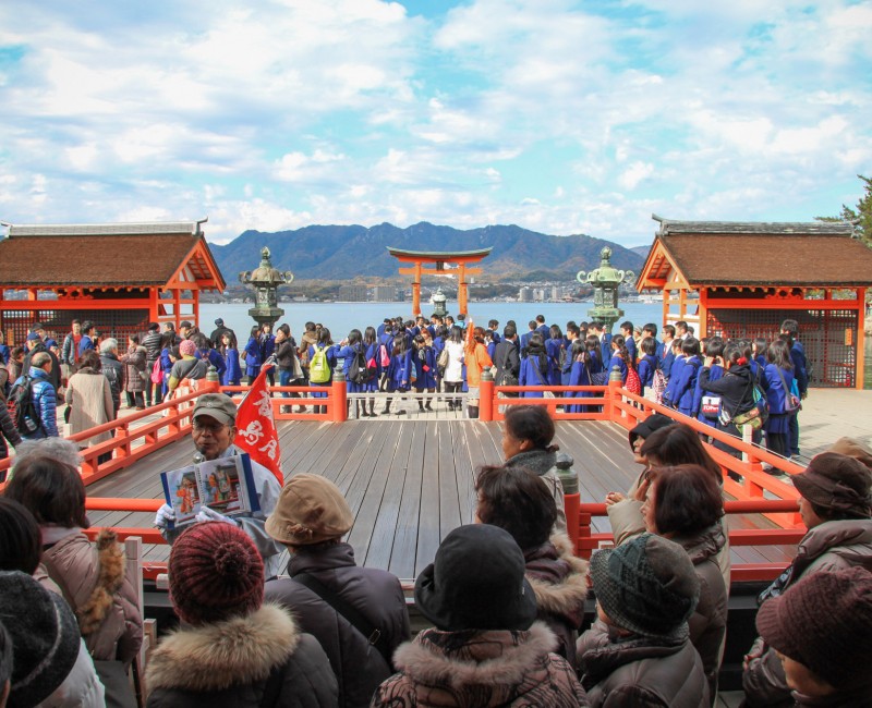 Itsukushima, visiteurs rassemblés pour la vue sur le Torii de Miyajima Itsukushima, visiteurs rassemblés pour la vue sur le Torii de Miyajima