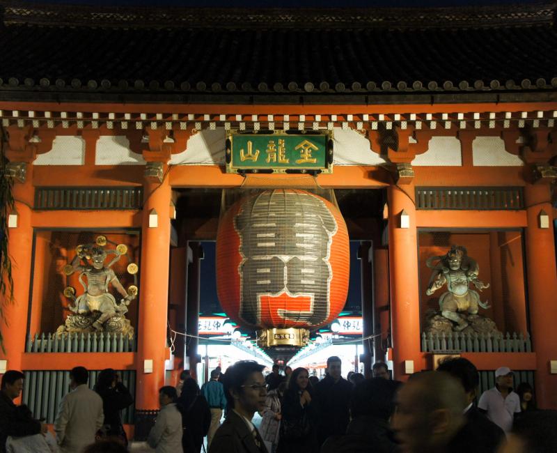 Senso-ji (Asakusa), statues des dieux Raijin et Fujin au sein de la porte Kaminari-mon Senso-ji (Asakusa), statues des dieux Raijin et Fujin au sein de la porte Kaminari-mon