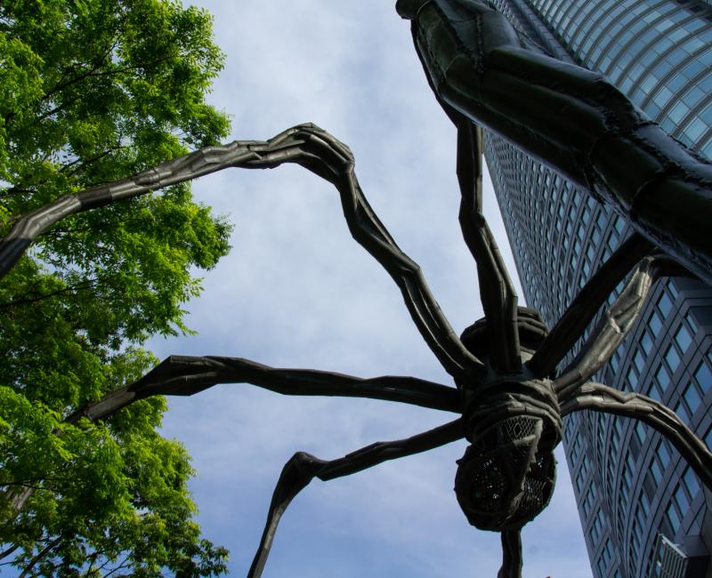 Sculpture Maman de Louise Bourgeois à la base de Mori Tower 3