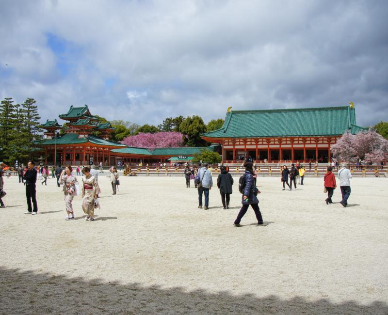 Heian-jingu (Kyoto), esplanade devant l'entrée du sanctuaire Heian-jingu (Kyoto), esplanade devant l'entrée du sanctuaire