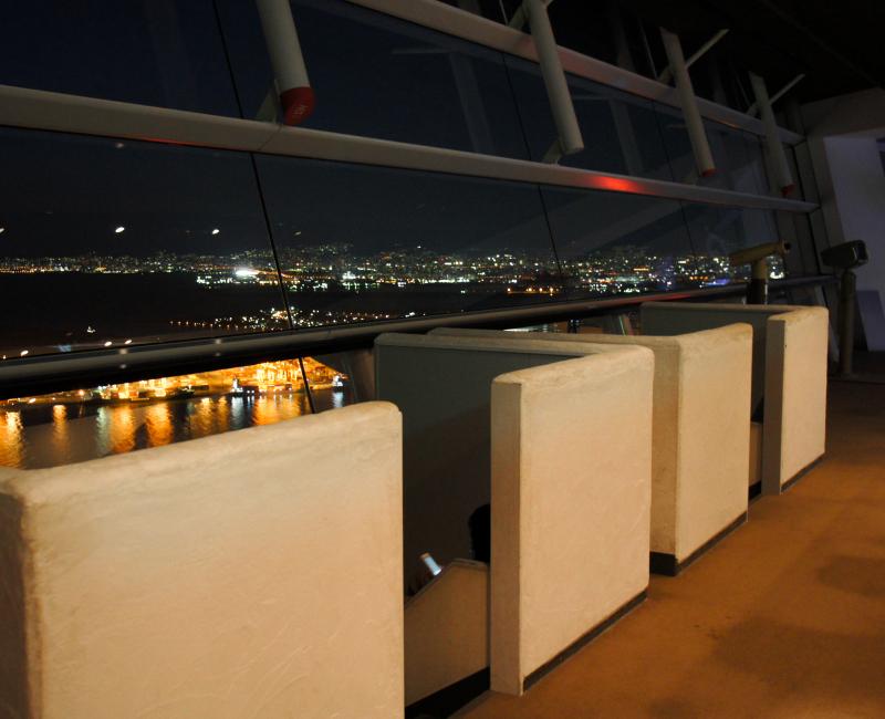 Cosmo Tower (Osaka), Fauteuils installés dans l'observatoire Cosmo Tower (Osaka), Fauteuils installés dans l'observatoire