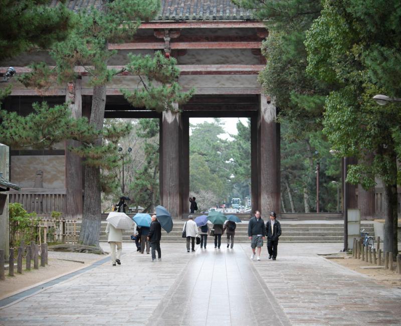 Todai-ji (Nara), porte Nandai-mon sous la pluie