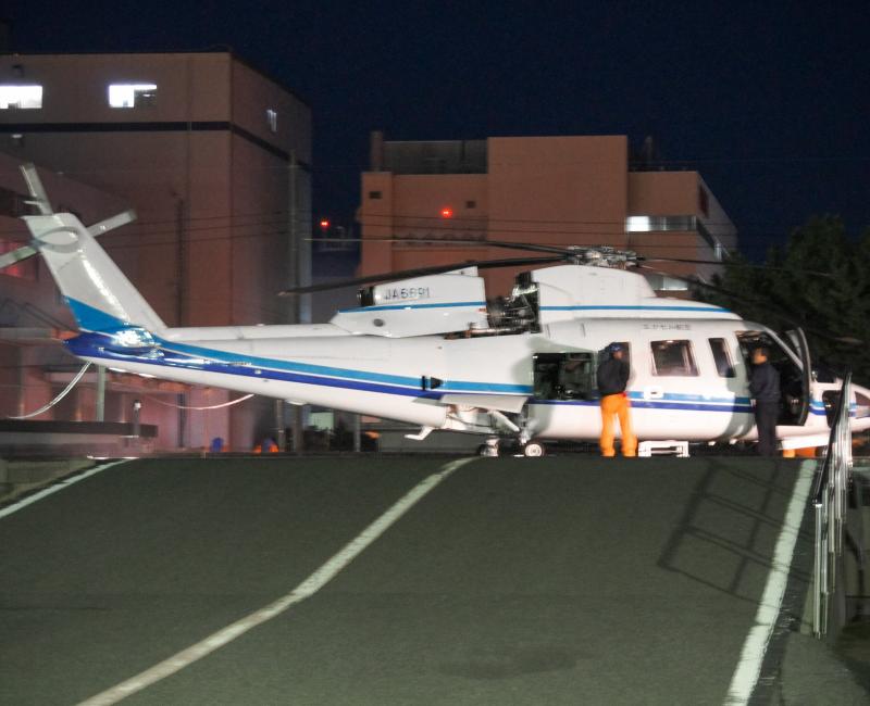 Tour en hélicoptère à Tokyo, Appareil en attente à l'héliport Tour en hélicoptère à Tokyo, Appareil en attente à l'héliport