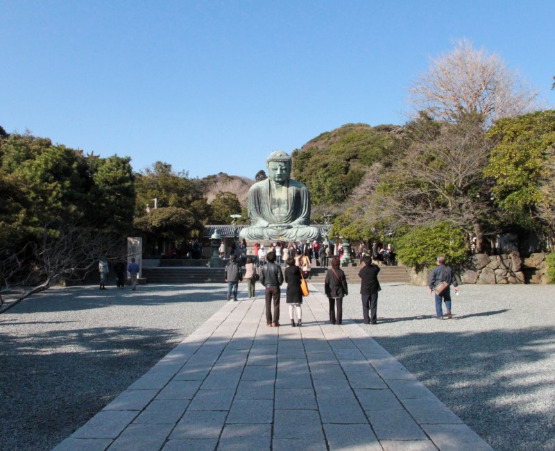 Kotoku-in (Kamakura), Visiteurs près de la grande statue en bronze de Bouddha 3
