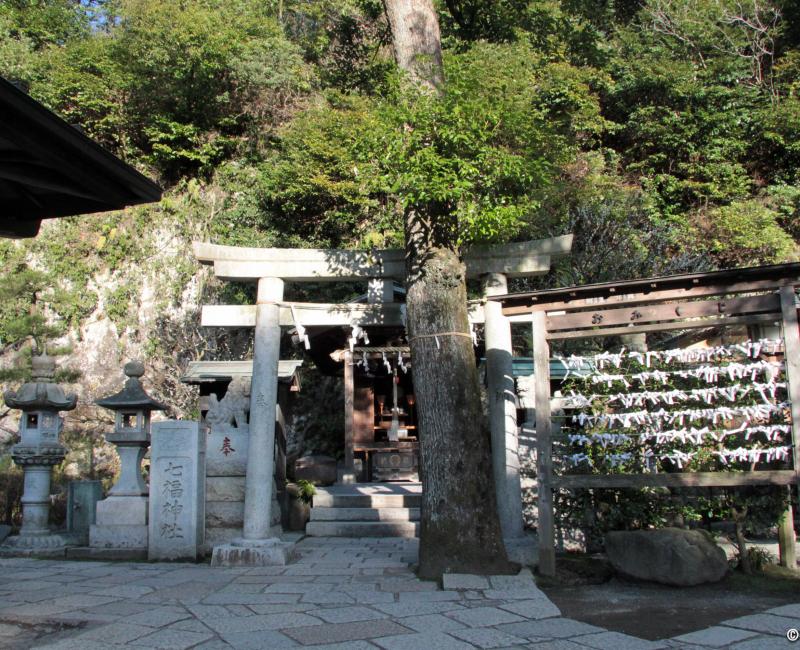 Sanctuaire dédié aux 7 dieux de la fortune à Zeniarai Benten