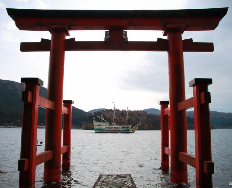 Hakone-jinja, Vue sur le torii flottant et le lac Ashi 4