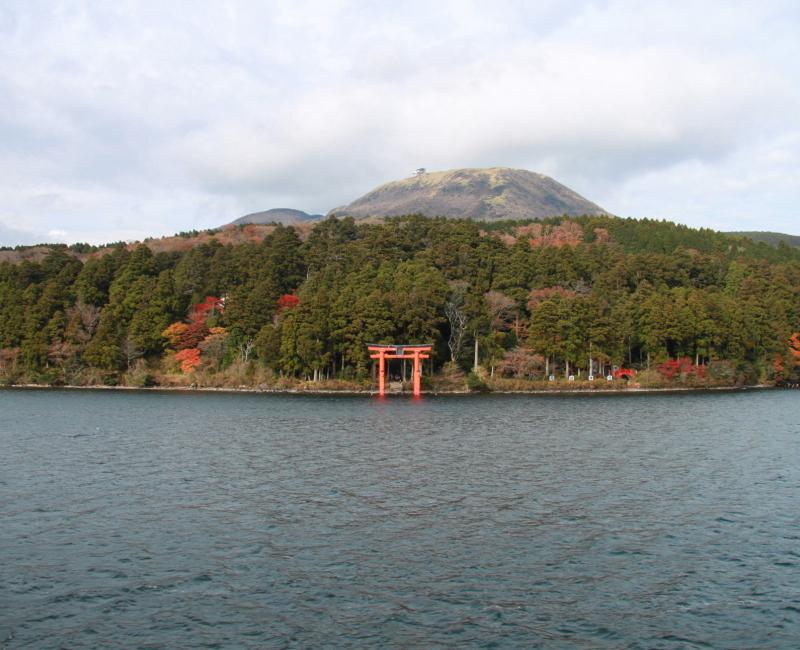 Lac Ashi (Hakone), Vue sur le torii flottant de Hakone-jinja et le mont Komagatake Lac Ashi (Hakone), Vue sur le torii flottant de Hakone-jinja et le mont Komagatake