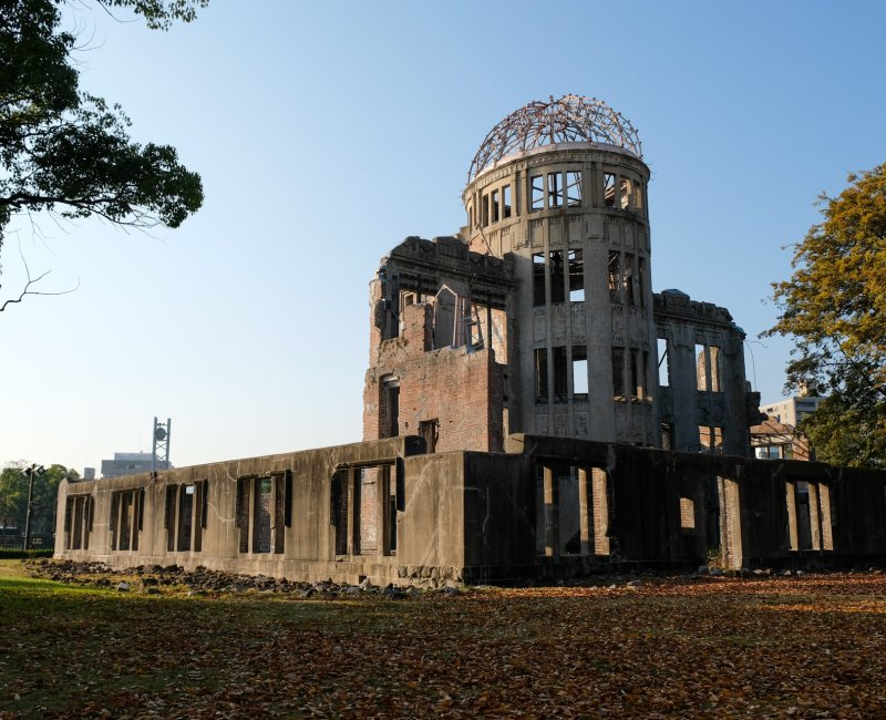Dôme de Genbaku (Hiroshima), vue au pied du bâtiment soufflé par la bombe atomique Dôme de Genbaku (Hiroshima), vue au pied du bâtiment soufflé par la bombe atomique