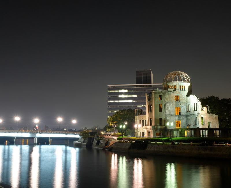 Dôme de Genbaku (Hiroshima), vue de nuit depuis le Parc du Mémorial de la Paix de Hiroshima Dôme de Genbaku (Hiroshima), vue de nuit depuis le Parc du Mémorial de la Paix de Hiroshima