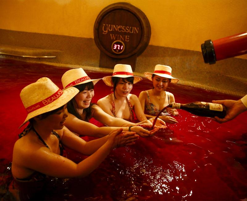 Japonaises dans un bain de Beaujolais Nouveau ©Reuters
