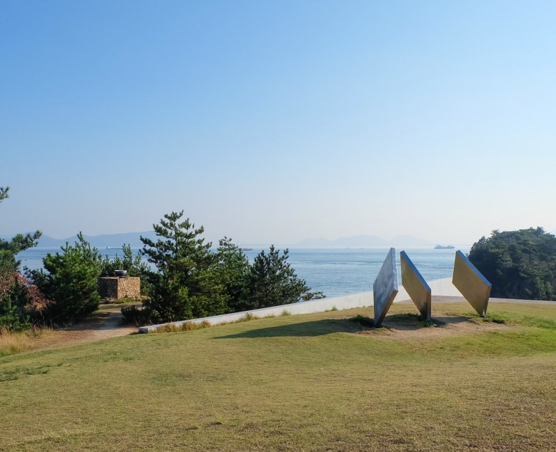 Naoshima, Sculpture Three Squares Vertical Diagonal II de George Rickey Naoshima, Sculpture Three Squares Vertical Diagonal II de George Rickey