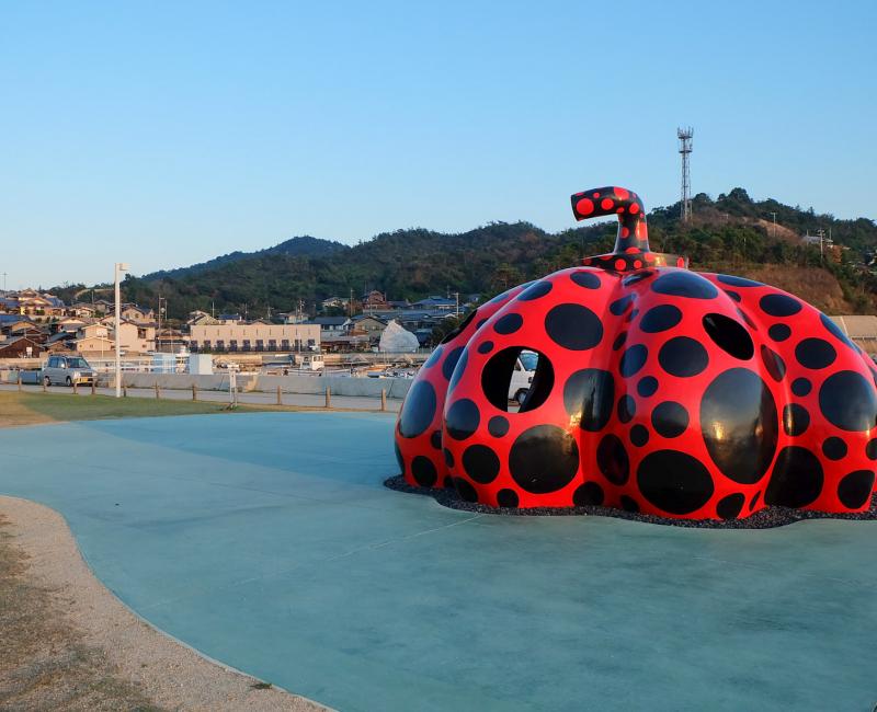 Naoshima, Sculpture Citrouille rouge de Yayoi Kusama Naoshima, Sculpture Citrouille rouge de Yayoi Kusama