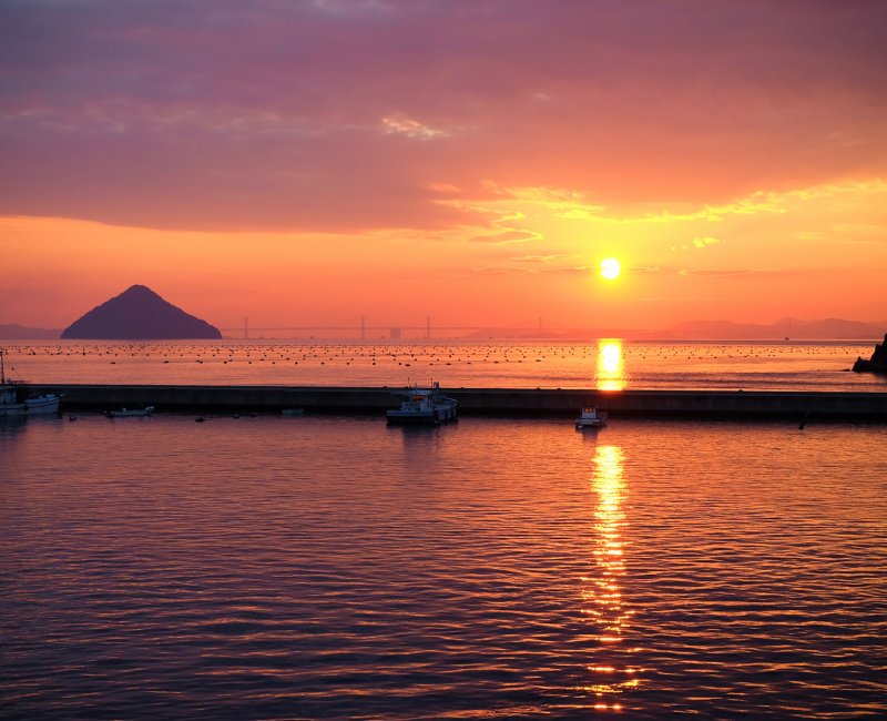 Naoshima, Vue sur la mer intérieure de Seto au coucher du soleil Naoshima, Vue sur la mer intérieure de Seto au coucher du soleil
