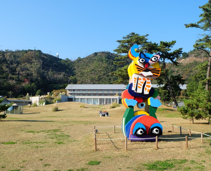 Naoshima, Benesse House, Sculpture Frog and Cat de Karel Appel Naoshima, Benesse House, Sculpture Frog and Cat de Karel Appel