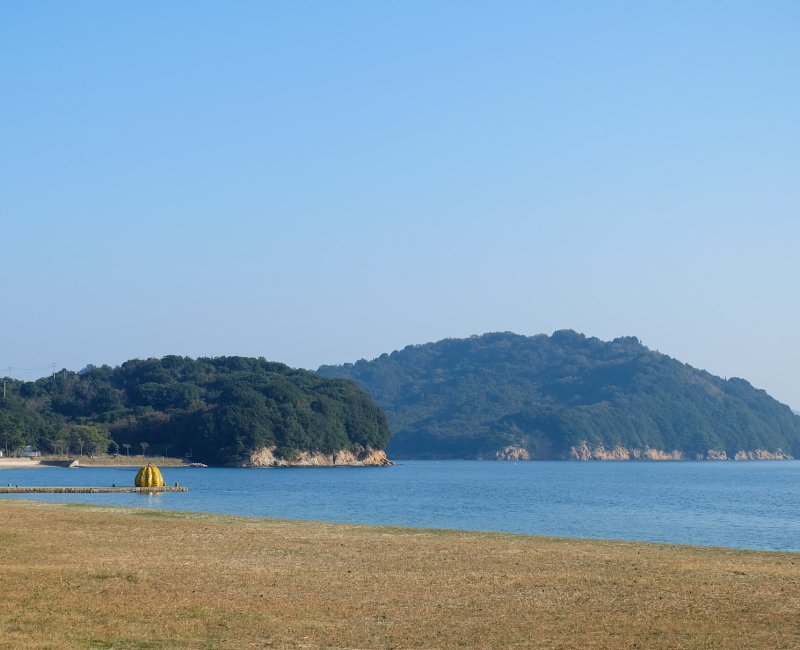 Naoshima, Vue d'ensemble sur la plage et la sculpture Yellow Pumpkin Naoshima, Vue d'ensemble sur la plage et la sculpture Yellow Pumpkin