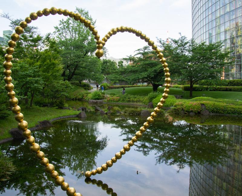Jardin Mohri et œuvre Kin no Kokoro de Jean-Michel Othoniel à Roppongi Hills