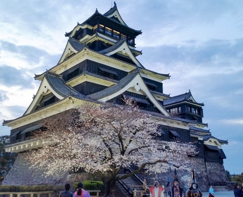 Château de Kumamoto, Donjon principal au printemps 2016 Château de Kumamoto, Donjon principal au printemps 2016
