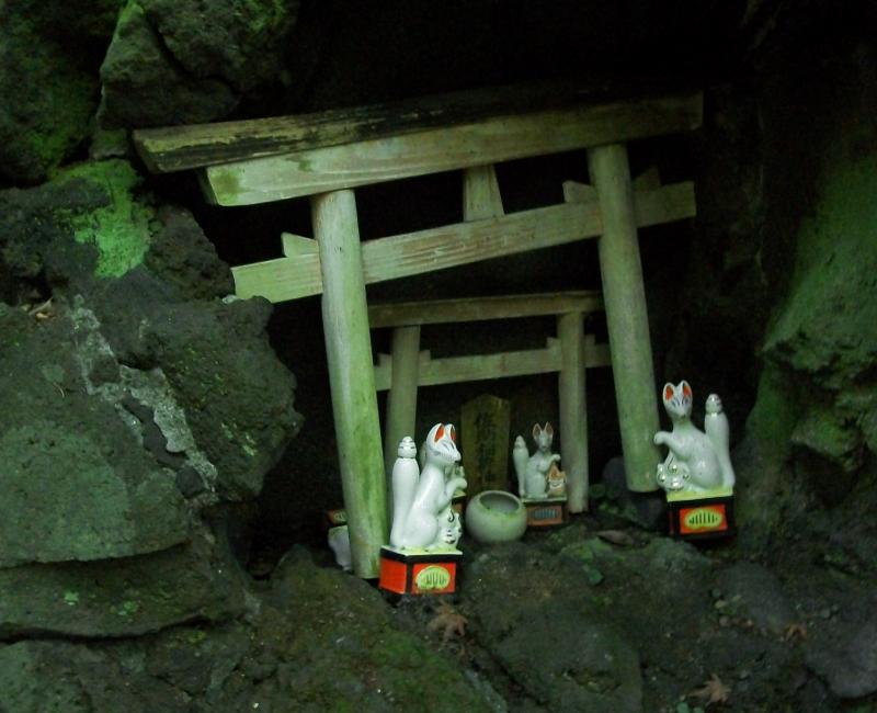 Sasuke Inari-jinja (Kamakura), Grotte avec statuettes de renards et portes torii Sasuke Inari-jinja (Kamakura), Grotte avec statuettes de renards et portes torii
