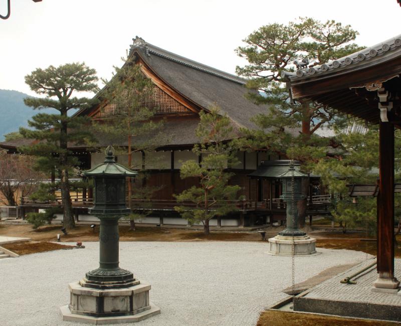 Daikaku-ji (Kyoto), Vue sur le pavillon Shinden depuis le pavillon Miedo Daikaku-ji (Kyoto), Vue sur le pavillon Shinden depuis le pavillon Miedo