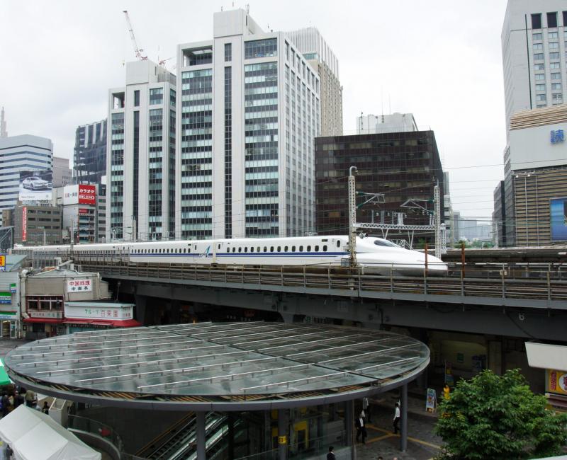 Kotsu Kaikan Coline (Tokyo), Vue sur un Shinkansen depuis la terrasse arborée Kotsu Kaikan Coline (Tokyo), Vue sur un Shinkansen depuis la terrasse arborée