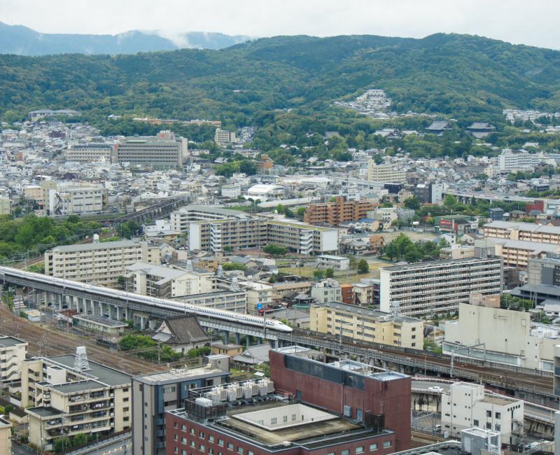 Kyoto Tower, Vue sur le Shinkansen