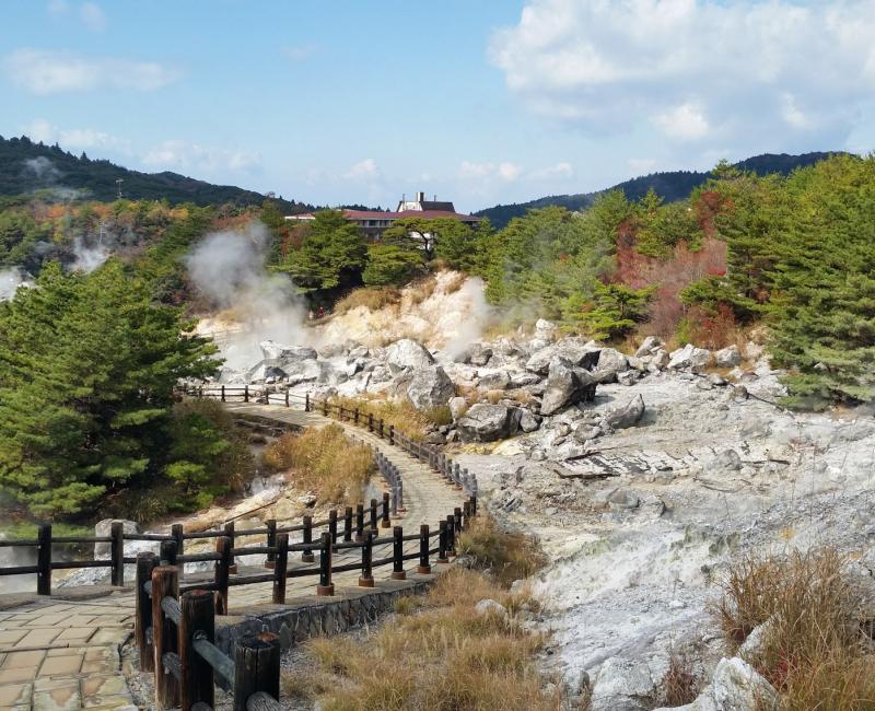 Unzen Jigoku (Kyushu), Allées aménagées dans les enfers du Mont Unzen Unzen Jigoku (Kyushu), Allées aménagées dans les enfers du Mont Unzen