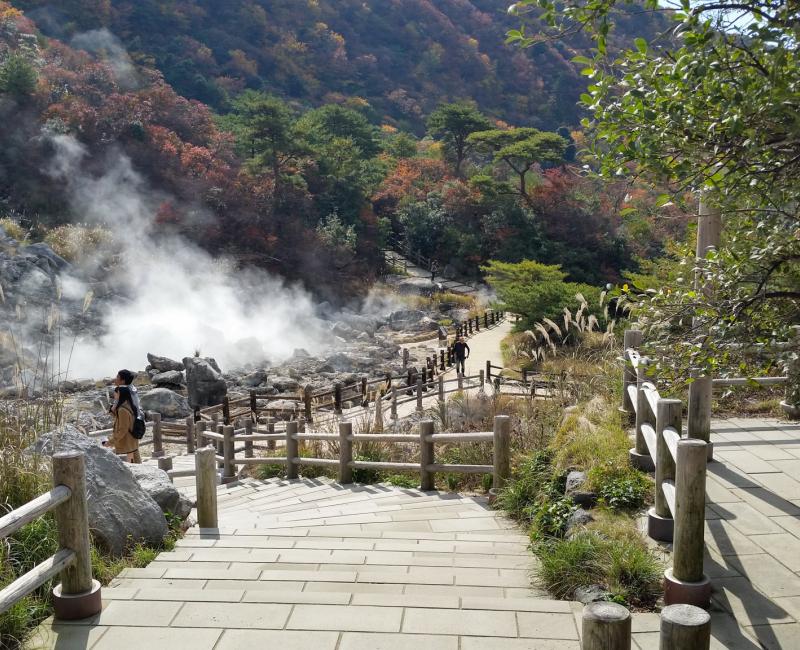 Unzen Jigoku (Nagasaki), chemin balisé de la station thermale Unzen Onsen