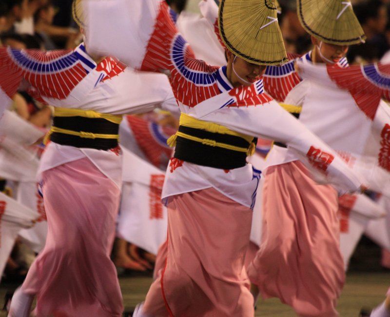 Festival Awa-odori à Tokushima (Shikoku), groupe de danseuses en action